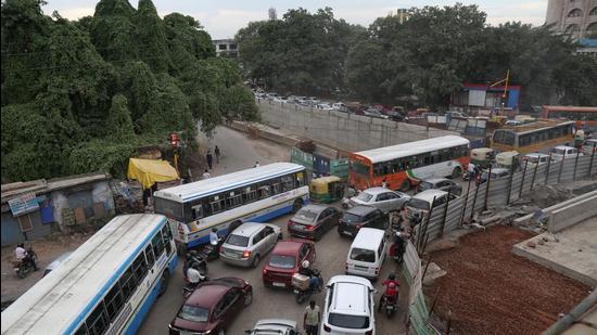 Traffic congestion at Ashram Chowk due to the ongoing construction work, on September 4, 2021. (Sanchit Khanna/HT) Traffic congestion at Ashram Chowk due to the ongoing construction work, on September 4, 2021. (Sanchit Khanna/HT)