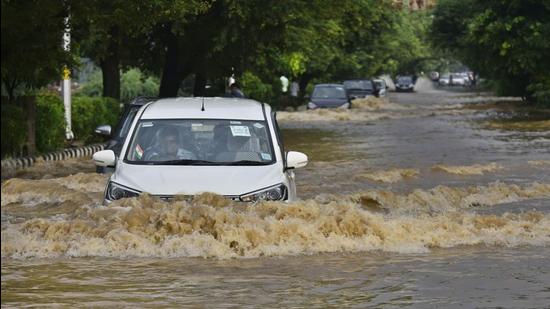 Vehicles wade through a waterlogged stretch near Sector 22, Dwarka, on September 1. IMD has predicted another intense rain spell over Delhi and adjoining areas between September 6 and 10. (Vipin Kumar/HT PHOTO)