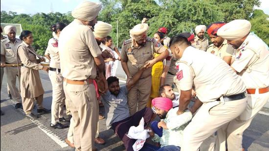 Aspiring teachers holding a protest in Sangrur on Saturday, with police removing them from the roads. (HT Photo)