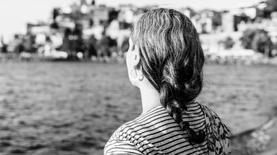 2. Prevent graying hair: The curd and raisins combo can actually prevent premature graying or graying of hair and help you keep your locks streak-free for as long as you wish.(Photo by Gabriella Clare Marino on Unsplash)