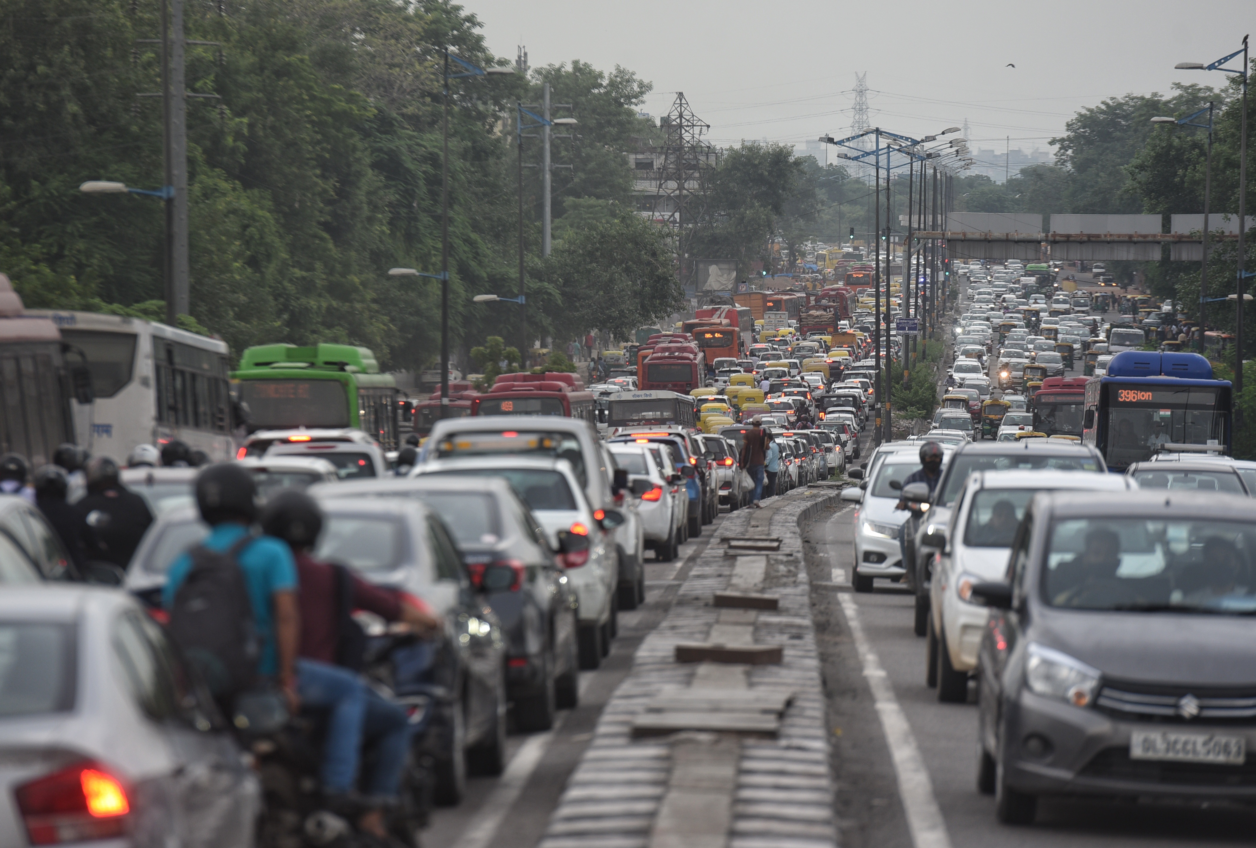Despite traffic signals, the barricades at the spot confuse the commuters who often come in each other’s way leading to snarls.(HT Photo) Despite traffic signals, the barricades at the spot confuse the commuters who often come in each other’s way leading to snarls.(HT Photo)