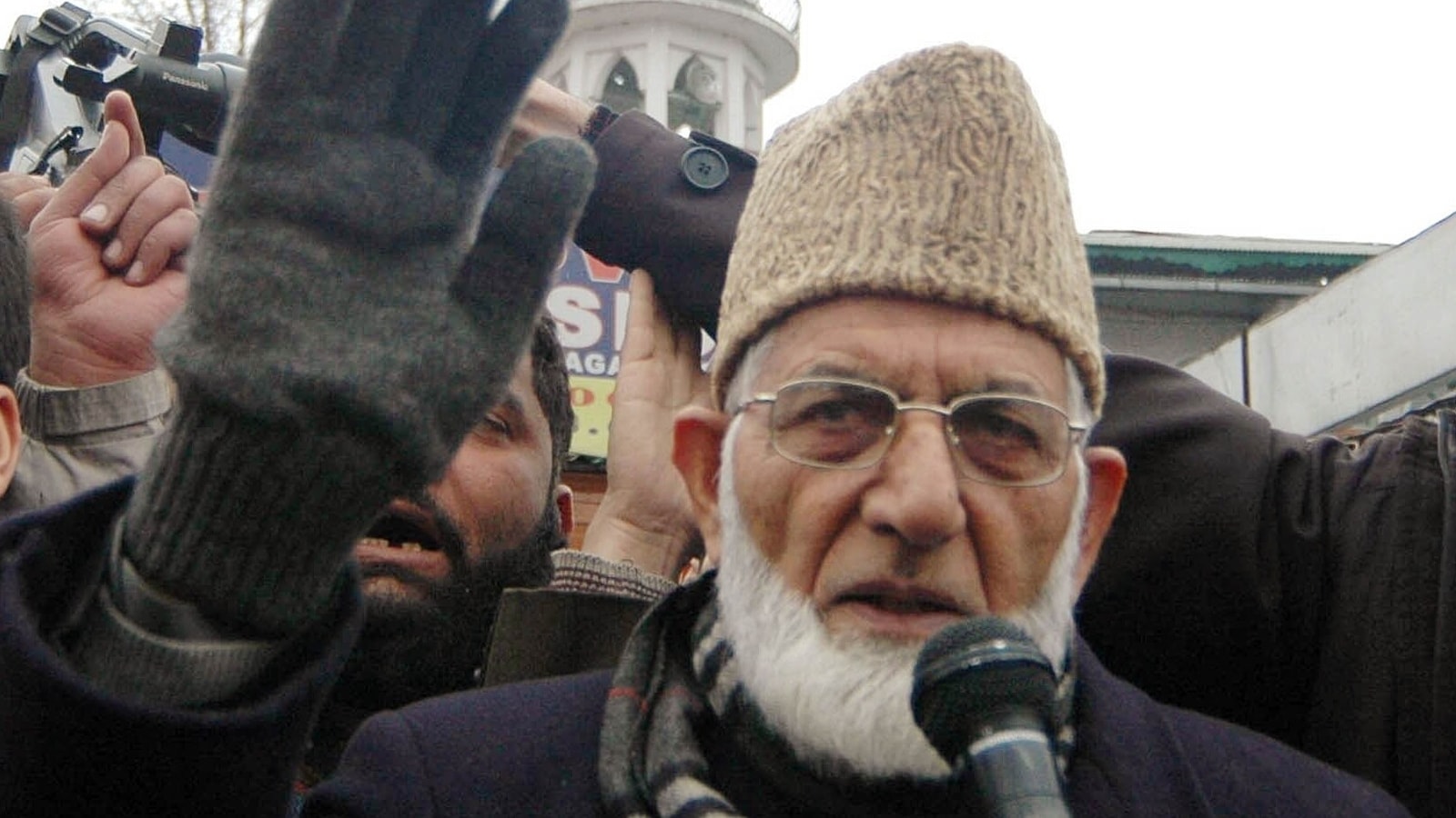 J-K police file case after videos show Syed Ali Shah Geelani's body in Pak flag