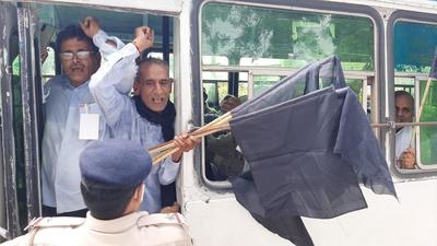 Farmers being detained while they were proceeding towards Indira Gandhi University in Rewari’s Meerpur to protest against the farm reforms, during Haryana chief minister (CM) Manohar Lal Khattar’s visit on Sunday. (HT PHOTO)