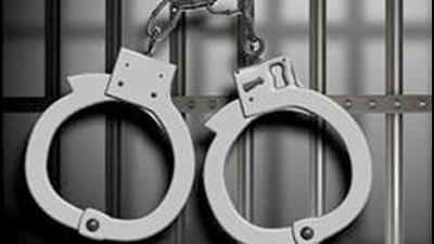 Mumbai: Cops pose as waiters, nab chain snatchers Mumbai: Cops pose as waiters, nab chain snatchers
