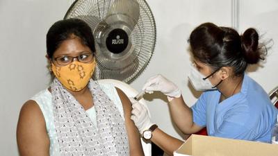 A health worker gives dose of Covid-19 vaccine to a beneficiary in Patna. (Santosh Kumar /HT) A health worker gives dose of Covid-19 vaccine to a beneficiary in Patna. (Santosh Kumar /HT)