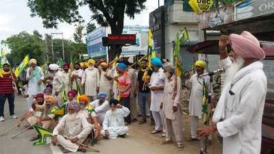 Members of the Bhartiya Kisan Union (Ekta-Ugrahan) during a protest in front of the residence of the BJP’s district president in Sangrur.
