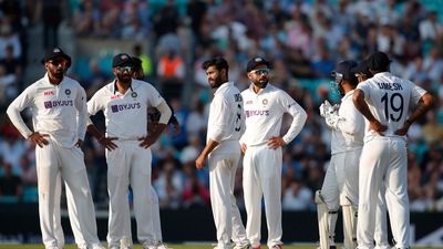 Cricket - Fourth Test - England v India - The Oval, London, Britain - September 5, 2021 India's Ravindra Jadeja waits for a review for the wicket of England's Haseeb Hameed with teammates Action Images via Reuters/Andrew Couldridge (Action Images via Reuters)