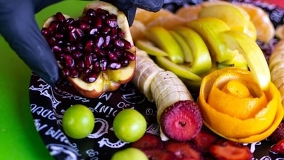 If you like your salad with a sweet twist, add apple slices, pomegranate pearls, pear, melons or pineapples. Even fresh onions add sweetness. Raisins are good too. (Pixabay)