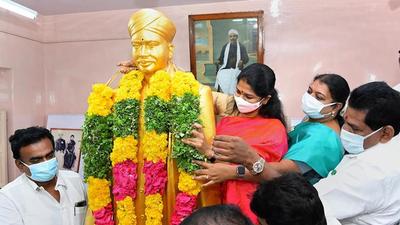 V O Chidambaranar’s life-size statue, which was decked with garlands and flowers for the anniversary, is on the Chennai Port premises. (HT Photo) V O Chidambaranar’s life-size statue, which was decked with garlands and flowers for the anniversary, is on the Chennai Port premises. (HT Photo)