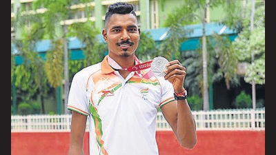 Tokyo Paralympics silver medallist Nishad Kumar during a felicitation ceremony at his alma mater, DAV College, in Chandigarh’s Sector 10 on Sunday. (Keshav Singh/Hindustan Times) Tokyo Paralympics silver medallist Nishad Kumar during a felicitation ceremony at his alma mater, DAV College, in Chandigarh’s Sector 10 on Sunday. (Keshav Singh/Hindustan Times)