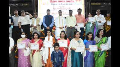 Deputy chief minister of Uttar Pradesh Dinesh Sharma felicitating teachers on the occasion of Teachers’ Day in Lucknow on Sunday. (HT PHOTO) Deputy chief minister of Uttar Pradesh Dinesh Sharma felicitating teachers on the occasion of Teachers’ Day in Lucknow on Sunday. (HT PHOTO)