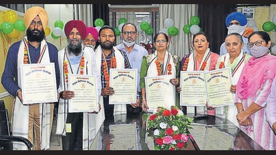 The awardees with DEO Lakhvir Singh Samra (centre) in Ludhiana on Sunday. (Harsimar Pal Singh/HT) The awardees with DEO Lakhvir Singh Samra (centre) in Ludhiana on Sunday. (Harsimar Pal Singh/HT)