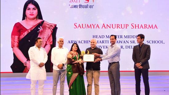 New Delhi, India - September 5, 2021: Saumya Anurup Sharma, Head Mistress of Arwachin Bharti Bhawan School, Vivek Vihar receives the State Teacher Award by Dy CM of Delhi Manish Sisodia on Teacher's Day at Thyagaraj Stadium in New Delhi, India, on Sunday, September 5, 2021. ( HT PHOTO ) (Arvind Yadav/HT PHOTO)