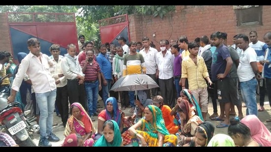 The victim’s relatives staging a protest outside the Kanganwal police post, seeking action against the factory owner in Ludhiana on Sunday. (HT Photo)