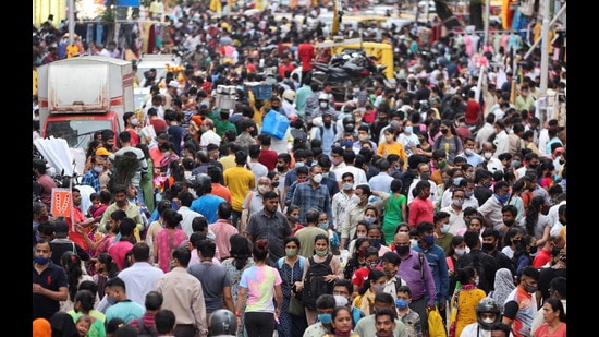 Huge crowd at a market in Mumbai on Sunday. (REUTERS)