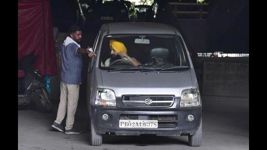 Residents complain that the parking staff issue manual slips instead of e-tickets which reflect the prescribed fee of <span class='webrupee'>₹</span>20 for cars and <span class='webrupee'>₹</span>10 for two-wheelers. (Harsimran Singh Batra/HT) Residents complain that the parking staff issue manual slips instead of e-tickets which reflect the prescribed fee of <span class='webrupee'>₹</span>20 for cars and <span class='webrupee'>₹</span>10 for two-wheelers. (Harsimran Singh Batra/HT)