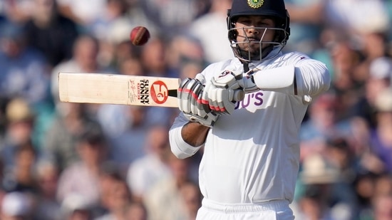 India's Umesh Yadav plays a shot off the bowling of England's Craig Overton on day four of the fourth Test match at The Oval cricket ground in London, Sunday, Sept. 5, 2021. (AP Photo/Kirsty Wigglesworth)(AP)