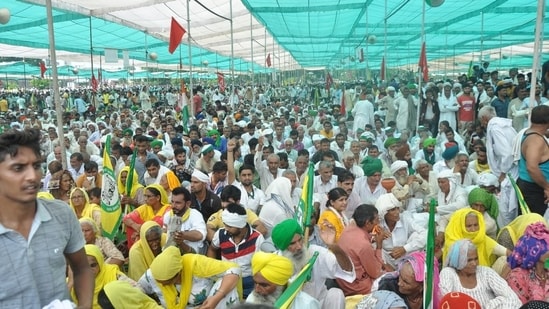 Thousands of farmers and union leaders gather at Muzaffarnagar in Uttar Pradesh for the Kisan Mahapanchayat in protest against Centre's controversial farm laws on Sunday.(HT/Manish Chouhan)