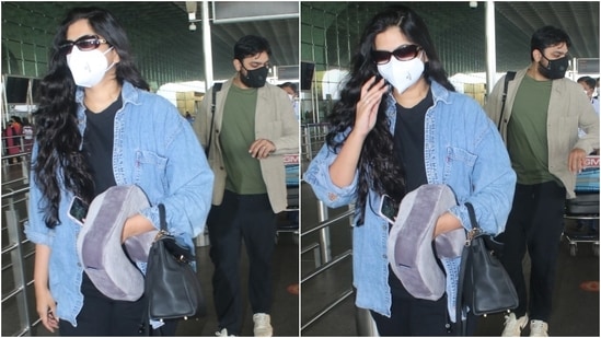 Rhea teamed the outfit with an oversized denim jacket, a top handle bag, chunky black lace-up sneakers, a black top handle bag, a white face mask, and vintage sunglasses. She left her tresses open with the look.(HT Photo/Varinder Chawla)