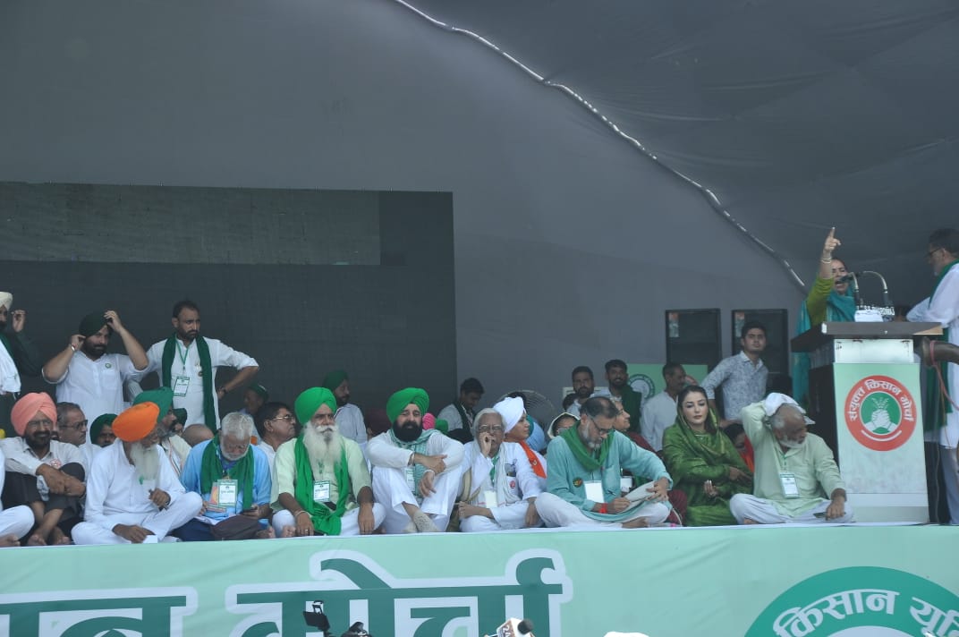 Farmers leaders and social activists share the dias at the Kisan Mahapanchayat at Muzaffarnagar in Uttar Pradesh on Sunday. (HT/Manish Chouhan) Farmers leaders and social activists share the dias at the Kisan Mahapanchayat at Muzaffarnagar in Uttar Pradesh on Sunday. (HT/Manish Chouhan)