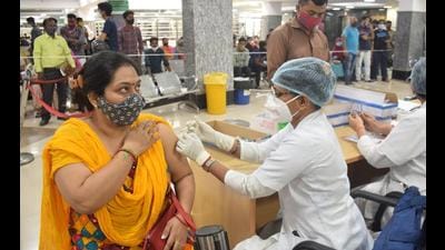 A woman taking the jab at Lucknow’s Balrampur Hospital during the mega vaccination drive on Monday. (Deepak Gupta/HT Photo)