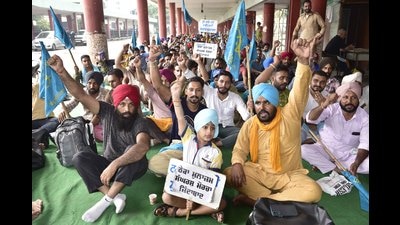 Punjab Roadways and PRTC contractual workers protesting against the state government at the Ludhiana bus stand on Monday. (Gurpreet Singh/HT) Punjab Roadways and PRTC contractual workers protesting against the state government at the Ludhiana bus stand on Monday. (Gurpreet Singh/HT)