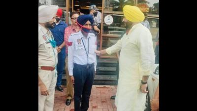 Congress MP Ravneet Singh Bittu paying a visit to Homeguard jawan Jasbir Singh near Fountain Chowk in Ludhiana on Monday. (HT PHOTO)