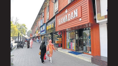 Internet connections and mobile networks were snapped and only post-paid BSNL mobile and its broadband services were allowed to work in Kashmir after separatist leader Syed Ali Geelani’s death. (Waseem Andrabi/HT)