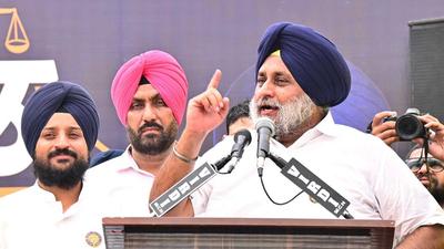 Farmers had staged a dharna and stopped the cavalcade of Shiromani Akali Dal (SAD) chief Sukhbir Singh Badal in Mattewara and Sahnewal area of Ludhiana district four days ago. (HT FILE PHOTO)