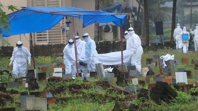 Health workers bury the body of the 12-year-old Nipah virus victim, at Kannamparambu cemetery in Kozhikode on Sunday. (PTI) (HT_PRINT) Health workers bury the body of the 12-year-old Nipah virus victim, at Kannamparambu cemetery in Kozhikode on Sunday. (PTI) (HT_PRINT)