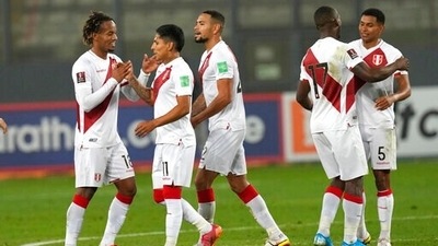 Peru's players celebrate at the end of a qualifying soccer match against Venezuela (AP)