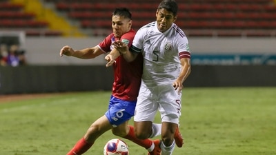 Mexico's Luis Romo (R) in action with Costa Rica's Oscar Duarte (REUTERS)