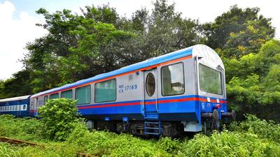 The vistadome coach was introduced on Mumbai-Pune Deccan Queen on August 15. (Anshuman Poyrekar/HT Photo) The vistadome coach was introduced on Mumbai-Pune Deccan Queen on August 15. (Anshuman Poyrekar/HT Photo)