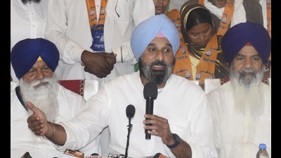 Senior Shiromani Akali Dal (SAD) leader Bikram Singh Majithia addressing a press conference in Amritsar on Friday. (Sameer Sehgal /HT)