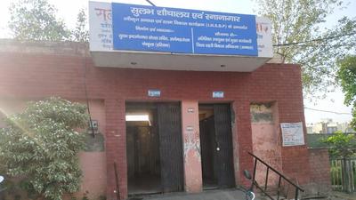 The sole community toilet caters to over 150 families living in slums near Amba Market in Ambala. (HT PHOTO)