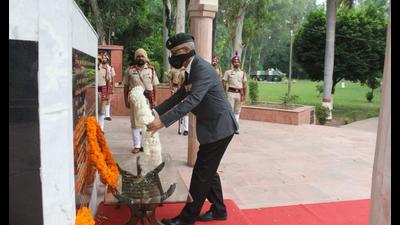 State information commissioner Lt Gen AK Sharma (retd) paying floral tributes to martyrs of 2 Sikh Regiment on Battle Honour Day at Maharaja Ranjit Singh War Museum in Ludhiana on Monday. (Harsimar Pal Singh/HT) State information commissioner Lt Gen AK Sharma (retd) paying floral tributes to martyrs of 2 Sikh Regiment on Battle Honour Day at Maharaja Ranjit Singh War Museum in Ludhiana on Monday. (Harsimar Pal Singh/HT)