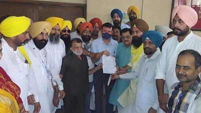 AAP leaders and workers handing over a memorandum regarding patwari posts to officials of the administration at DC office in Ludhiana on Monday. (Harsimar Pal Singh/HT)
