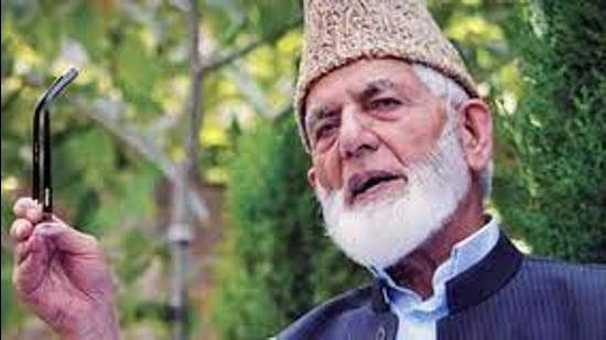 The Hurriyat Conference faction led by Mirwaiz Umar Farooq said the people of Kashmir stand with Geelani’s family “in this hour of grief and injustice.” (HT File)