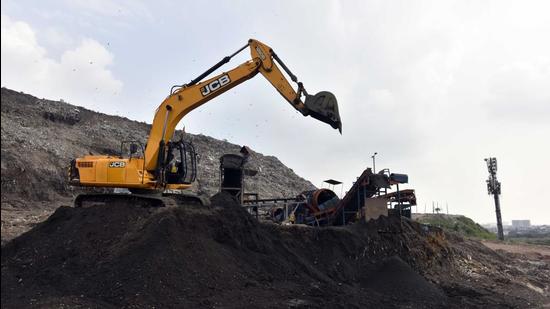 The Okhla landfill in south Delhi is spread over an area of 46 acres (Sanjeev Verma/HT PHOTO)