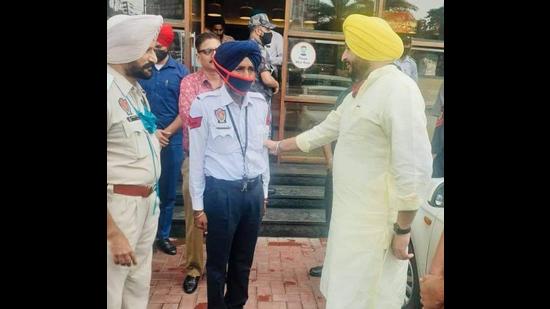 Congress MP Ravneet Singh Bittu paying a visit to Homeguard jawan Jasbir Singh near Fountain Chowk in Ludhiana on Monday. (HT PHOTO)
