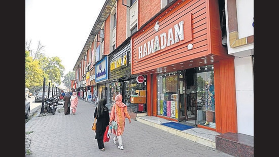 Internet connections and mobile networks were snapped and only post-paid BSNL mobile and its broadband services were allowed to work in Kashmir after separatist leader Syed Ali Geelani’s death. (Waseem Andrabi/HT)