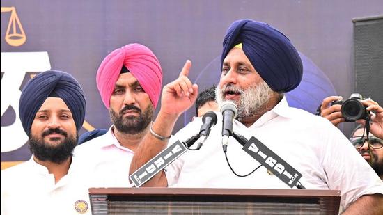 Farmers had staged a dharna and stopped the cavalcade of Shiromani Akali Dal (SAD) chief Sukhbir Singh Badal in Mattewara and Sahnewal area of Ludhiana district four days ago. (HT FILE PHOTO)