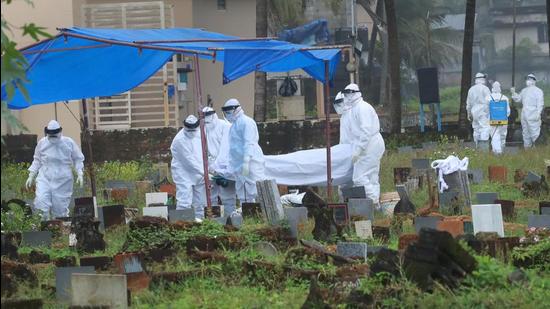 Health workers bury the body of the 12-year-old Nipah virus victim, at Kannamparambu cemetery in Kozhikode on Sunday. (PTI)