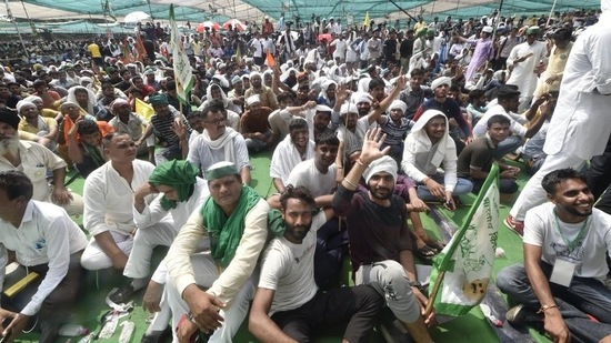 Farmers protesting against the farm reforms in Muzaffarnagar.(PTI)