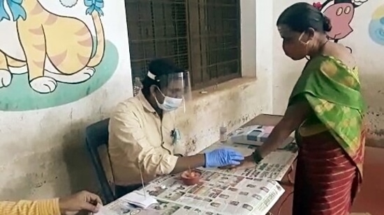 A woman casts her vote for the Belagavi municipal corporation elections on Friday.(File photo / ANI)