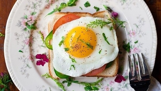 2. Egg sandwich or Egg dosa: Having eggs in breakfast gives a much-needed nutritional boost to their growing bodies. You can give boiled eggs or omelette a twist. Add eggs to your child's French toast, sandwich, or even dosa. Eggs have high levels of protein and contain 13 essential vitamins and minerals apart from necessary omega-3 fatty acids and antioxidants.(Pixabay)