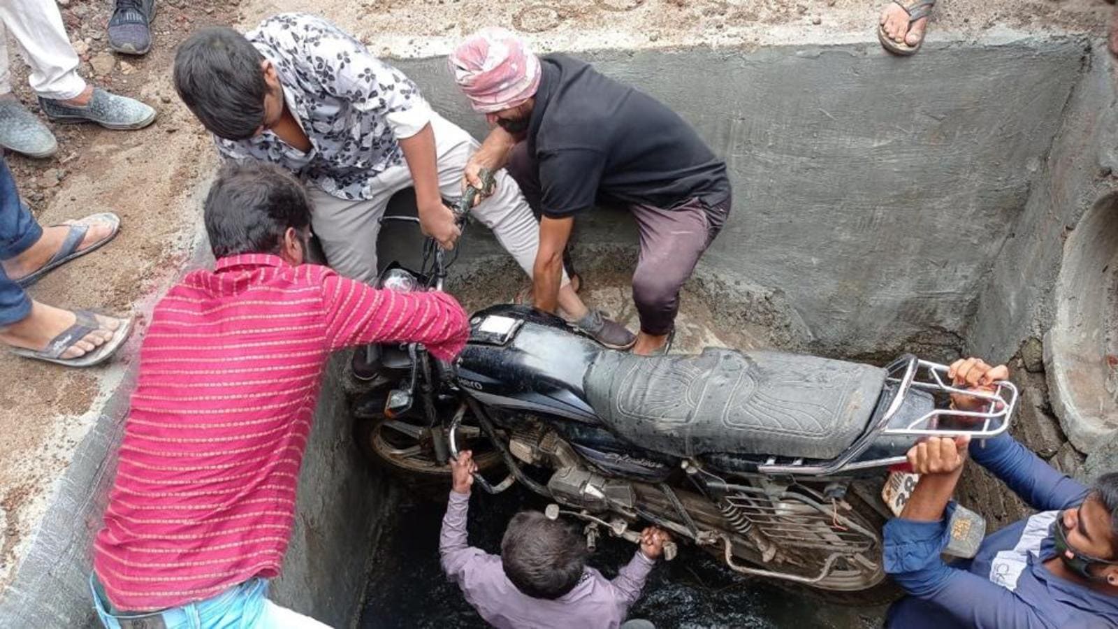 Man falls into open manhole in Pune, suffers injuries