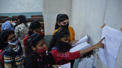 Students check the list of documents to be submitted for FYJC admissions. After the completion of the second round of admission to FYJC, 73,752 seats have remained vacant in Pune and Pimpri-Chinchwad. (HT PHOTO (FOR REPRESENTATIONAL PURPOSE)) Students check the list of documents to be submitted for FYJC admissions. After the completion of the second round of admission to FYJC, 73,752 seats have remained vacant in Pune and Pimpri-Chinchwad. (HT PHOTO (FOR REPRESENTATIONAL PURPOSE))