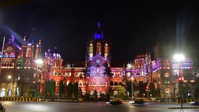 Railways will build a passenger deck connecting CSMT platforms towards Crawford Market and outstation train platforms of the terminus. (HT FILE) Railways will build a passenger deck connecting CSMT platforms towards Crawford Market and outstation train platforms of the terminus. (HT FILE)