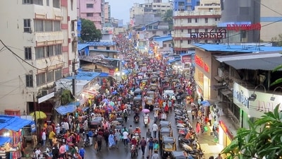 Locals gather at market in Maharashtra's Thane to shop ahead of the Ganesh Chaturthi festival on Monday. (ANI) Locals gather at market in Maharashtra's Thane to shop ahead of the Ganesh Chaturthi festival on Monday. (ANI)
